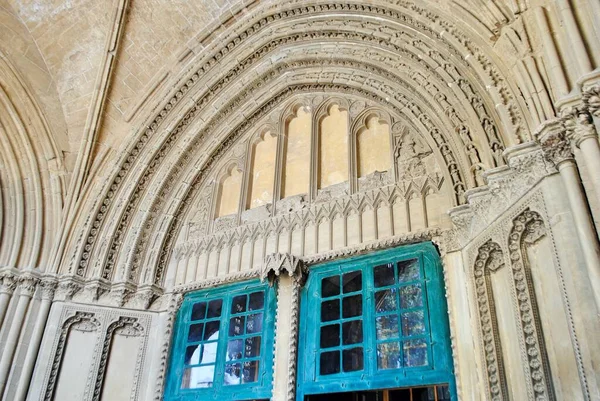 Aziz Sophia, Sofya Katedrali, Selimiye Camii ve Gotik tarzı kilisenin kapısı 13. yüzyıla dayanıyor. Kuzey Lefkoşe, Kuzey Kıbrıs
