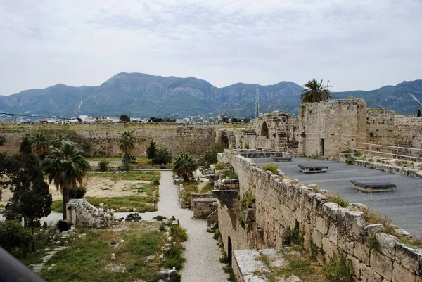 Castello di Kyrenia, Girne Kales, bellissimo cortile con palme risalente al VII secolo. Cipro settentrionale. — Foto Stock