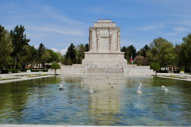 Ferdowsi 'nin mezarlık gölü olan dış yüzyılın ünlü Pers şairi. Mashhad İran