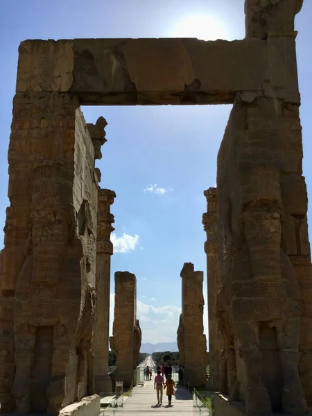 Туристи відвідують руїни Персеполя, датовані 515 роком до н. е. Сайт Всесвітньої спадщини ЮНЕСКО. Шираз Іран. — стокове фото