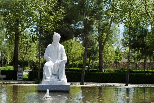 Mashhad İran. Nisan 2019. 10. yüzyıl İranlı şair Ferdowsi 'nin heykeli. Etrafı uzun ağaçlar ve su akıntılarıyla çevrili. Mashhad İran