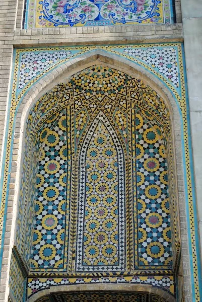 Tehran Iran. April 08 2019. The exterior mosaic tiled niche on a wall in Golestan Palace, Roseland Palace, former royal Qajar complex dated back 16th century. UNESCO world heritage site. — Stock Photo, Image