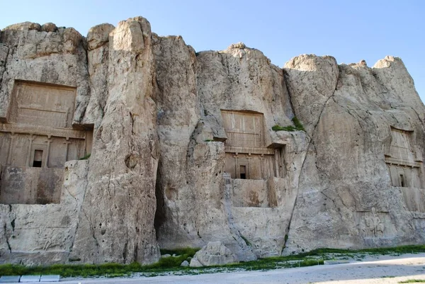 Necropoli di Naqsh-e Rustam contro il cielo blu. Persepolis Iran. Patrimonio Mondiale UNESCO. — Foto Stock