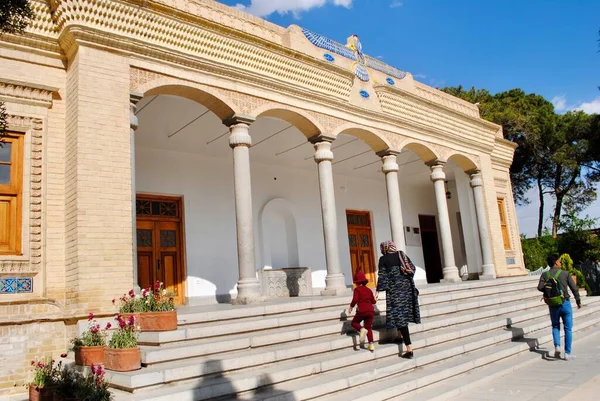 I turisti visitano il tempio del fuoco zoroastriano in una giornata di sole. Yazd Iran — Foto Stock