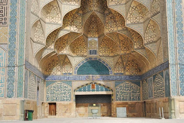 Isfahan Iran. Circa April 2019. The Jameh Mosque dated back 8th century. Translation from the Persian calligraphy on the wall: "Prophet is City of knowledge and Ali is the door to enter the city" — Stock Photo, Image