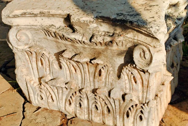 Primo piano di un capitello di colonna di marmo corinzio in rovina antica città di Perge, vicino Antaliya, Turchia. — Foto Stock