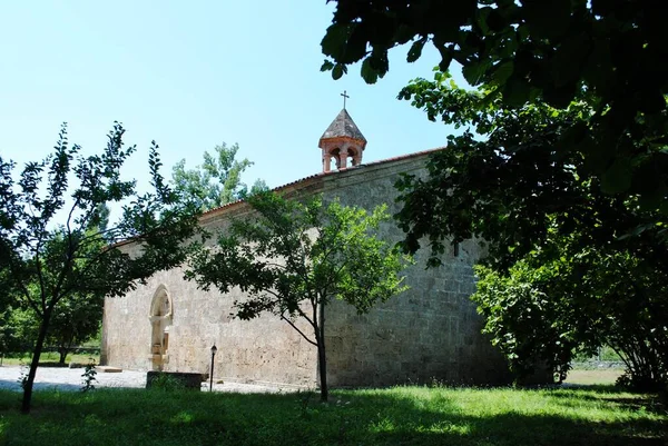 L'église de Kish remonte au 5ème siècle par une journée ensoleillée. Kisi Sheki Azerbaïdjan. — Photo