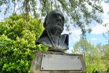 John Dalton 'un büstü mavi gökyüzüne karşı METU yeşillik parkında İngilizce plakalı. Dalton, en çok atom teorisini kimyaya dahil etmesiyle tanınan bir İngiliz bilim adamıdır.. 