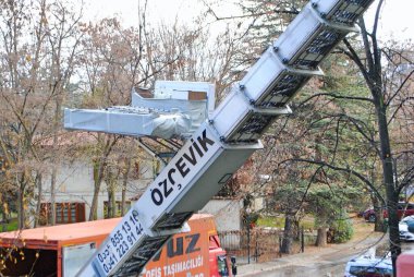 Ankara Türkiye. Aralık 2020. Mobilyaları taşınan asansörle taşıma..