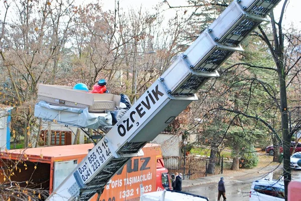 Ankara Türkiye. Aralık 2020. Taşıma asansörü Cayyolu yerleşim bölgesinde mobilya taşıyor..