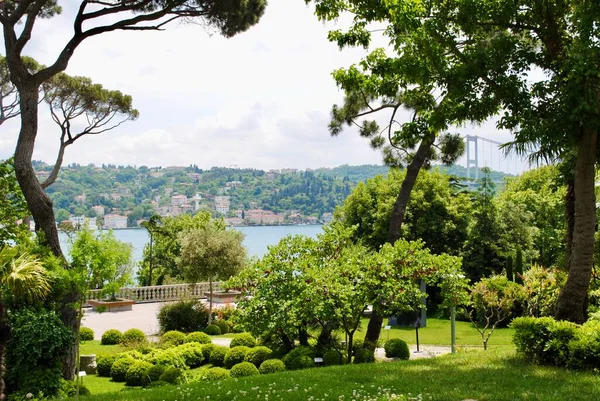 En vacker museiträdgård vänd mot Bosporus sund med Fatih Sultan Mehmet bron, en hängbro till höger. Istanbul Turkiet — Stockfoto