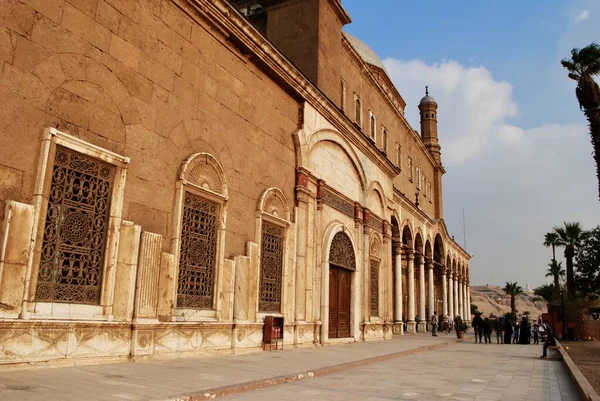 Il Cairo Egitto. Circa dicembre 2019. I turisti visitano la Grande Moschea di Muhammad Ali Pasha o Moschea di Alabastro risalente al XIX secolo, adiacente alla Cittadella del Cairo. Patrimonio Mondiale UNESCO. — Foto Stock