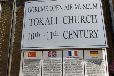 Goreme Açık Hava Müzesi imzası ve dört dilde bilgi. Unesco Dünya Mirası Alanı. Kapadokya Türkiye