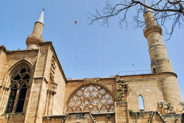 Santa Sofia, Cattedrale di Sofia, moschea Selimiye, stile gotico risalente al XIII secolo. Nicosia settentrionale, Cipro del Nord — Foto Stock