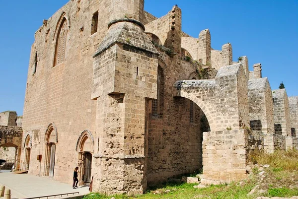 Visita turistica Chiesa di San Pietro e Paolo, Moschea di Sinan Pasha, in stile gotico risalente al XIV secolo, Famagosta Cipro del Nord — Foto Stock