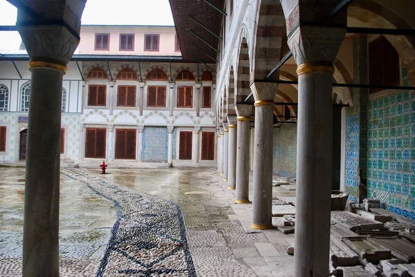 Yağmurlu bir günde Topkapı Sarayı 'nın Harem avlusunda. İstanbul Türkiye