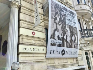 İstanbul hindisi. Mayıs 2019. Çin Çağdaş Sanat Sergisi Mürekkepsiz Posteri ile Pera Müzesi. 