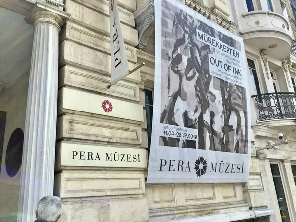 Istanbul Turchia. Maggio 2019. Il Museo Pera con il poster di Out Of Ink, Mostra d'Arte Contemporanea Cinese. Immagini Stock Royalty Free