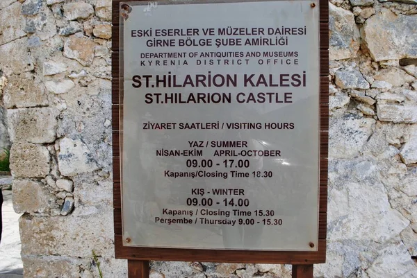 Kyrenia, Girne, norte de Chipre. Alrededor de abril de 2019. La señal del castillo de St. Hillarion miente en las montañas de Kyrenia, Girne. —  Fotos de Stock