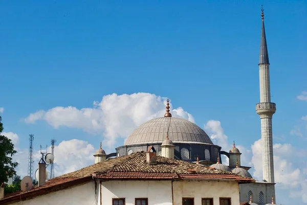 Cami 'nin IZZET Paşa Camii' nin dış cephesi, adını Osmanlı döneminde üst düzey bir yetkili olan IZET Mehmet Paşa 'dan alan 18. yüzyıla dayanıyor. Safranbolu hindi. UNESCO Dünya Mirası Alanı. 