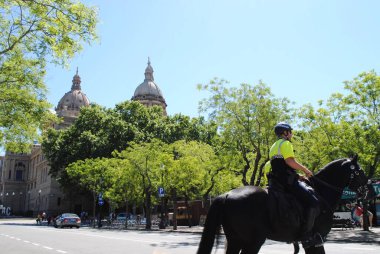 Barselona İspanya. 17 Mayıs 2015: Güneşli bir günde Barselona 'da atlı devriye polisi. 160 yılı aşkın bir hizmet geleneği..