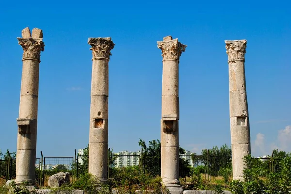 Columnas corintias de columnata romana en Mersin en el sitio de Soli Pompeya antigua ciudad con la distancia de nuevos edificios urbanos de fondo. Mersin Turquía —  Fotos de Stock