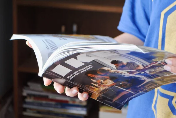 Ankara Turkey. December 2020: Woman flipping through, browsing IKEA catalog in Turkish language. Ikea has made the decision to stop printing its famous catalog from 2021. — Stock Photo, Image