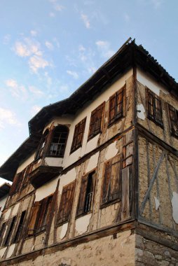Osmanlı evinin düşük açılı görüntüsü yine Yoruk köyünde mavi gökyüzü. Safranbolu Türkiye