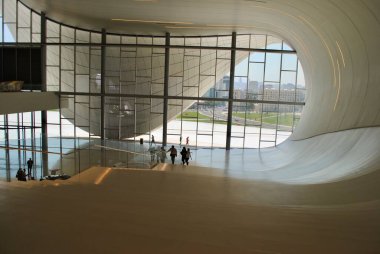 Bakü Azerbaycan. Temmuz 2017: Zaha Hadid tarafından tasarlanan Heydar Aliyev Merkezi içindeki turistler.
