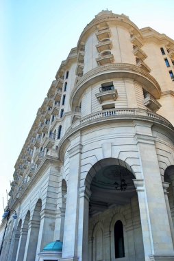 Bakü 'nün Eski Kasabası' ndaki Four Seasons Oteli 'nin dışı mavi gökyüzüne karşı. UNESCO Dünya Mirası Bölgesi.