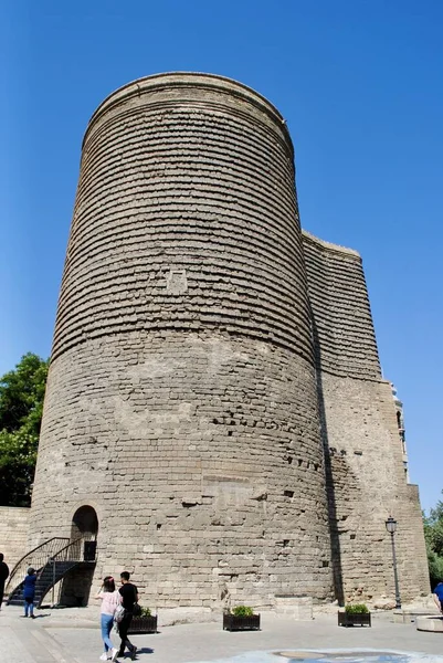I turisti visitano la torre della fanciulla risalente al XII secolo nella città murata, patrimonio mondiale dell'UNESCO. Baku Azerbaigian — Foto Stock