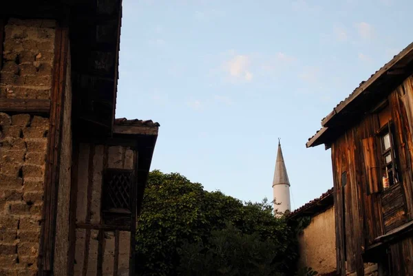 Låg vinkel syn på ottomanska hus med en distans moské minaret i Yoruk byn. Safranbolu Turkiet — Stockfoto