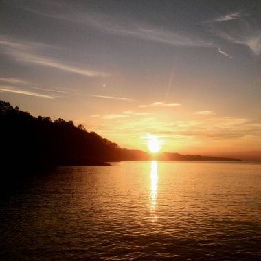 Dağlara karşı Karadeniz 'in üzerinde gün batımı ve ay doğumu