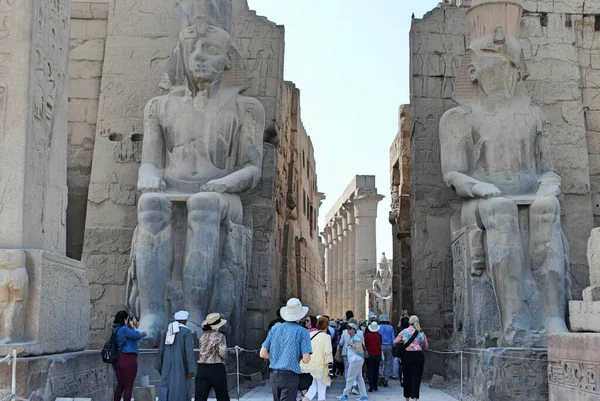 Luxor Egipto. Dez. 2019. Os turistas olham para a entrada do Colosso do Templo do Faraó Luxor. O vírus Covid-19 foi confirmado para ter chegado ao Egito em fevereiro 2020. — Fotografia de Stock