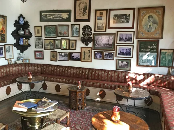 İstanbul hindisi. Ekim 2019. Pierre Loti Cafe. Pierre Loti takma adıyla romanlar yazan Fransız donanma subayı Julien Viaud şehir manzarasına tepeden bakan bu Eyup tepesine gelirdi.. 