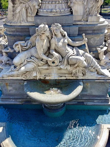 Высокий угол обзора фрагмента Паллады Афины, богини мудрости, фонтана перед австрийским парламентом. Две женские фигуры символизируют реки Эльба и Влтава или Молдау. Вена, Австрия, Европа. — стоковое фото