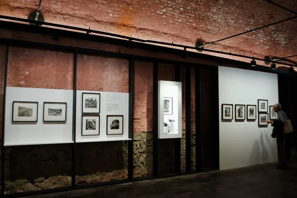 Istanbul Turchia. Maggio 2019. Fotografia amante dell'arte uomo maturo visita Ara Guler Museum. Questo museo presenta il materiale fotografico e personale leggendario raccolto in 70 anni di carriera. Fotografia Stock