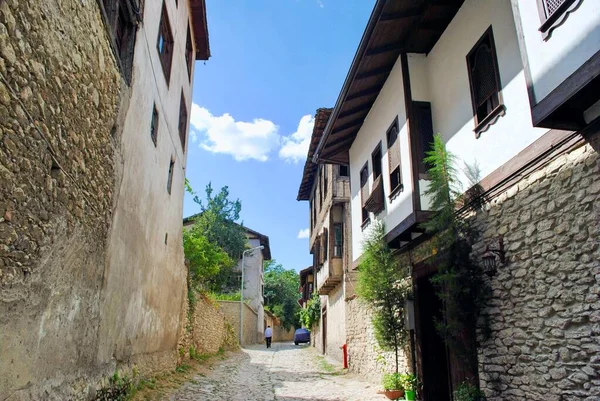 Старая мощеная улица с историческими оттоманскими домами. Safranbolu Turkey UNESCO World Heritage Site. — стоковое фото