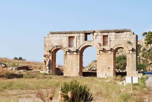 O portão das ruínas em Xanthos, uma das antigas ligas lícias, Patrimônio Mundial da Unesco, perto de Fethiye, costa mediterrânea. Turquia — Fotografia de Stock