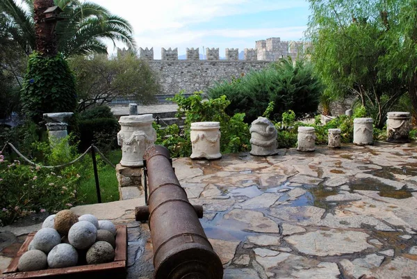 Marmaris Turchia. Vecchio cannone con palle di cannone nel cortile del Museo del Castello di Marmaris contro il cielo blu. — Foto Stock