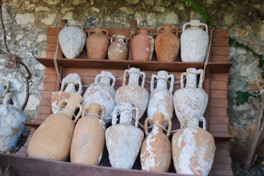 Marmairs Turkey. Eylül 2010. Marmaris Müzesi 'nde Antik Amforalar sergileniyor. Amforo, Neolitik Dönem 'e dayanan karadan ve denizden depolama amaçlı kullanılan bir Greko-Romen sözcüğü..