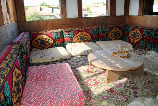 Pencerelerin yanında geleneksel bir Anadolu evinin köşesi. Yoruk Köyü. Safranbolu. Türkiye. 