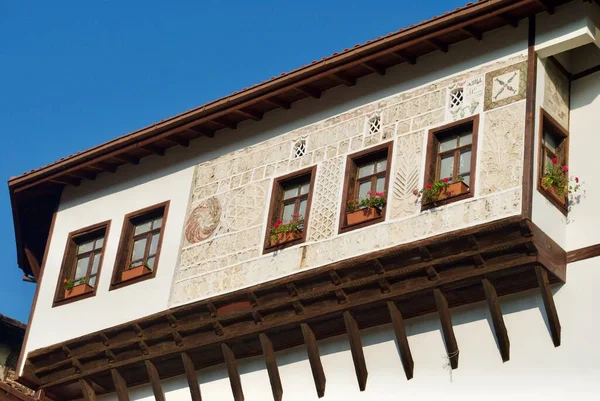 Lage hoek van traditionele ottomaanse huisvensters tegen blauwe lucht in Safranbolu, Turkije. UNESCO werelderfgoed site. — Stockfoto