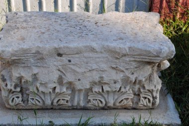 Anadolu 'nun batı kıyısındaki Antalya yakınlarındaki Kas Roma tiyatrosunun yıkıldığı Corinthian mermer kolon başkentine yakın. Fethiye, Akdeniz bölgesi, Türkiye. 