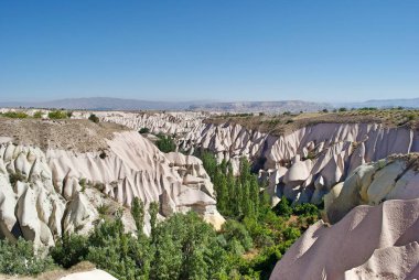 Kapadokya 'nın sürrealist jeolojik oluşumu, volkanların külleri, lav ve bazalt birikintileri. Goreme Hindi. UNESCO Dünya Mirası Alanı.