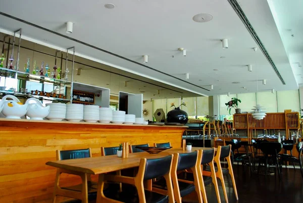 İstanbul hindisi. Haziran 2015. Sakip Sabancı Müzesi 'nde güzel bir kafe. Boğaz veya Boğaz 'a bakan özel bir sanat müzesi.. 