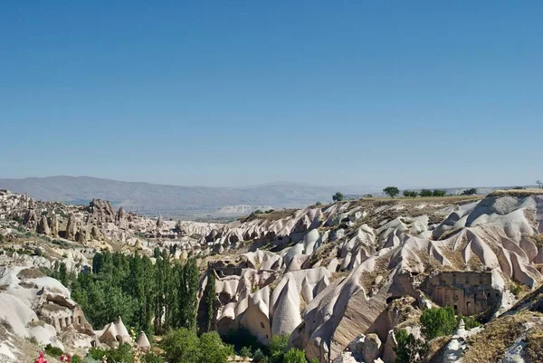 La surrealistica formazione geologica del paesaggio della Cappadocia, i depositi di ceneri vulcaniche, lava e basalto. Goreme Turchia. Patrimonio Mondiale UNESCO. — Foto Stock