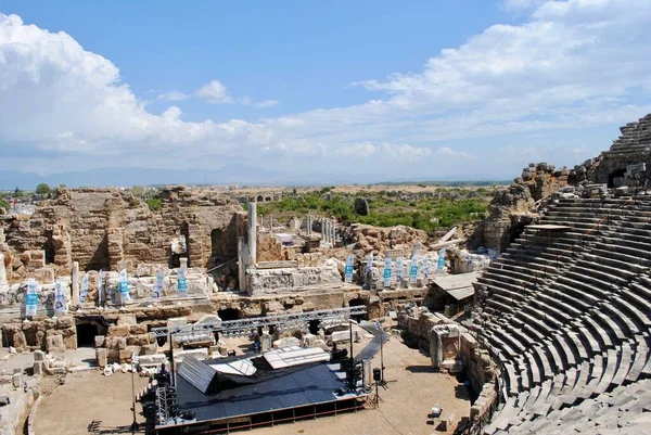 Yan hindi. 2010 Yazı. Antik Roma tiyatrosu festival hazırlığı yapıyor. Antik Pamphylia bölgesindeki türünün en büyüklerinden biri olan 2. yüzyıldan kalma. Manavgat Türkiye, 