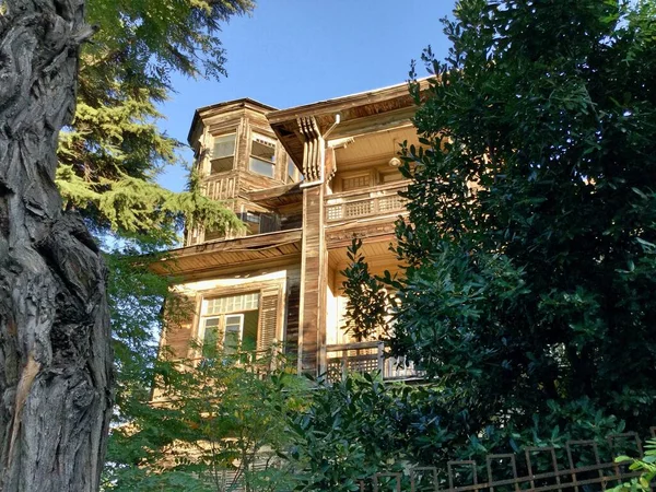 Estambul Turquía. Nov. 2019. El exterior de la mansión Hocopoulo Kosku en la isla Buyukada, uno de los lugares de la 16ª Bienal de Estambul, Bienal de Estambul. Explorando el Séptimo Continente. — Foto de Stock