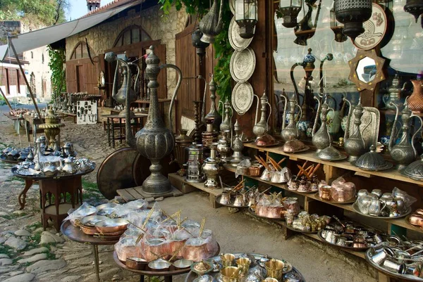 Geleneksel Türk hediyelik eşyalarının sergilendiği, bronz el yapımı tencere ve kaldırımda müşterileri bekleyen hediyelik eşyaların sergilendiği bir yer. Safranbolu 